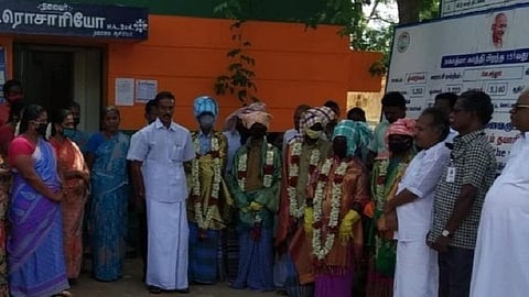 திண்டுக்கல் மாவட்டம் மாரம்பாடி கிராமத்தில் தூய்மை பணியாளர்களை கவுரவித்த ஊராட்சித்தலைவர் ரொசாரியோ.