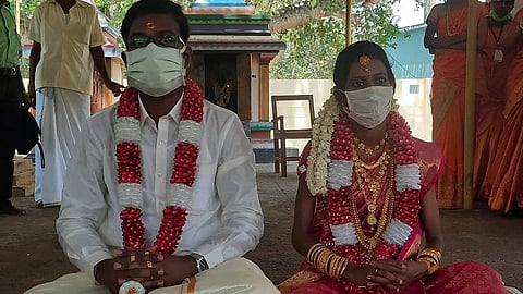 குமரியில் சமூக இடைவெளியுடன் 15 பேர் மட்டுமே பங்கேற்ற திருமணம்; உறவினர்களிடம் கரோனா விழிப்புணர்வு ஏற்படுத்திய ஆசிரியர் தம்பதி