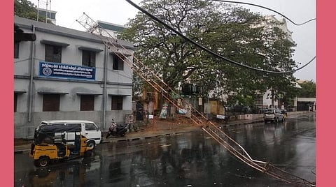 சென்னையின் பல்வேறு இடங்களில் மழை: மொட்டை மாடியில் குவிந்த பொதுமக்கள்