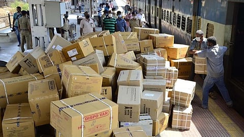 சென்னையில் இருந்து ரயில் மூலம் மதுரைக்கு வந்த முக்கிய மருந்துப் பொருட்கள்