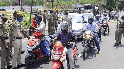 வாகனத் தணிக்கையில் ஈடுபட்ட மாநகர காவல் ஆணையர் வி.வரதராஜூ தலைமையிலான போலீஸார்.