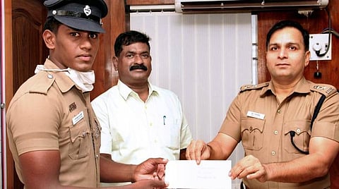 காவலர் அபுதாஹீரைப் பாராட்டி வெகுமதி அளிக்கும் எஸ்.பி. ஜியாவுல் ஹக்.