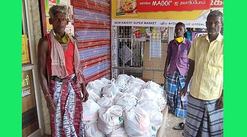 சுமைதூக்கும் தொழிலாளர்களுக்கு நிவாரண உதவி: உதவிக்கரம் நீட்டிய தொழிலதிபர்