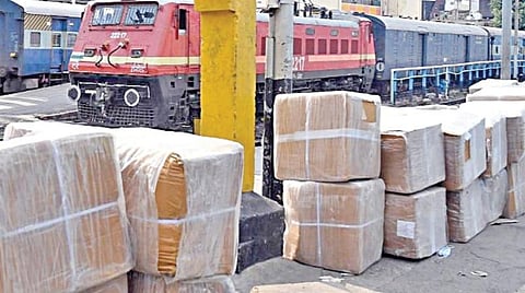 அத்தியாவசிய பொருட்கள் விநியோகத்துக்காக பார்சல் ரயில் சேவையை தெற்கு ரயில்வே தொடங்கியுள்ளது. வெளியூர்களுக்கு அனுப்புவதற்காக சென்னை சென்ட்ரல் ரயில் நிலையத்தில் அடுக்கி வைக்கப்பட்டுள்ள பார்சல்கள்.படம்: ம.பிரபு