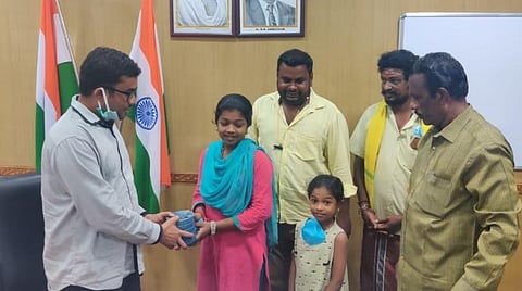 பள்ளிச் சிறுமிகள் மாவட்ட ஆட்சியர் அருணைச் சந்தித்து உண்டியலில் சேமித்த தொகையை அளித்தனர்.