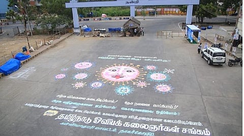 விழித்திரு, விலகியிரு, வீட்டிலிரு! வடசேரியில் பொதுமக்களை கவர்ந்த கரோனா விழிப்புணர்வு ஓவியம்