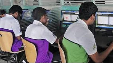 கரோனா விடுமுறையால் முடங்குவதைத் தவிர்க்க வீட்டில் இருந்தபடியே மாணவர்களுக்கு ஆன்லைனில் பாடமெடுக்கும் ஆசிரியர்கள்