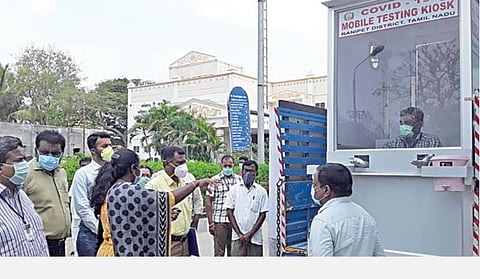 ரத்த மாதிரிகளை வீடு வீடாகச் சென்று சேகரிப்பதற்கான வாகனத்தை ராணிப்பேட்டை ஆட்சியர் திவ்யதர்ஷினி பார்வையிட்டு தொடங்கி வைத்தார்.