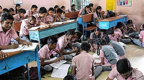 ஊரடங்குக்கு மத்தியிலும் கணக்கெடுப்பு: தமிழகத்தில் 25 மாணவர்களுக்கு குறைவான பள்ளிகளை மூட அரசு திட்டம்?