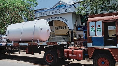 கரோனா சிகிச்சைக்காக நெல்லை அரசு மருத்துவமனைக்கு ஆக்சிஜன் டேங்கர் லாரி வரவழைப்பு: கூடுதலாக இருப்பு வைக்க நடவடிக்கை