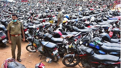 மதுரை ஆயுதப்படை மைதானத்தில் உள்ள பறிமுதல் செய்யப்பட்ட 2800க்கும் மேற்பட்ட இருசக்கர வாகனங்களுக்கு போலீஸ் பாதுகாப்பு போடப்பட்டுள்ளது. படம்: எஸ்.கிருஷ்ணமூர்த்தி.