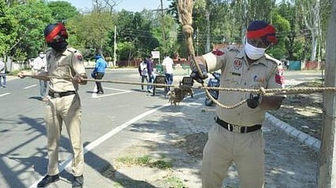 பஞ்சாபில் பயங்கரம்: லாக்-டவுன் மீறலைக் கண்டித்த போலீஸ் அதிகாரி கைத்துண்டிப்பு, 2 போலீஸாருக்குக் காயம்- கும்பலின் அட்டூழியம்