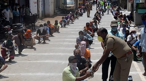 ஊரடங்கு உத்தரவை மீறி சாலைகளில் சுற்றியதால் வழக்கு; கேள்விக்குறியாகும் இளைஞர்களின் எதிர்காலம்: அரசு வேலையில் சேரவும் வெளிநாடு செல்லவும் முடியாது