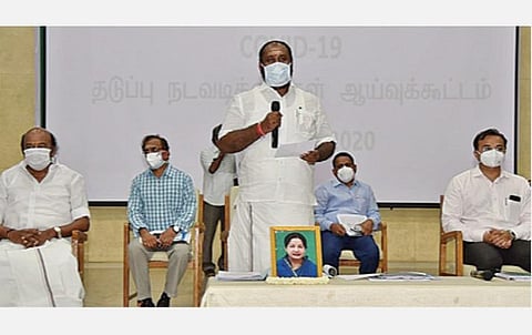 மதுரையில் நடந்த கரோனா தடுப்பு முன்னெச்சரிக்கை நடவடிக்கை ஆய்வுக் கூட்டத்தில் பேசினார் அமைச்சர் ஆர்பி.உதயகுமார்.