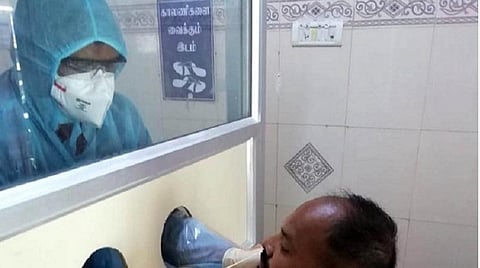 திண்டுக்கல் அரசு மருத்துவமனையில் டாக்டர்கள் பாதுகாப்பு கருதி அமைக்கப்பட்டுள்ள சிறப்பு கண்ணாடி கூண்டு.