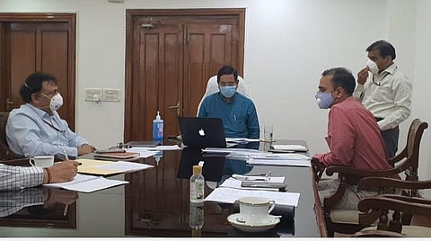 அலுவலகத்தில் பணிகளை கவனிக்கும் மத்திய அமைச்சர் பிரகலாத் ஜோஷி