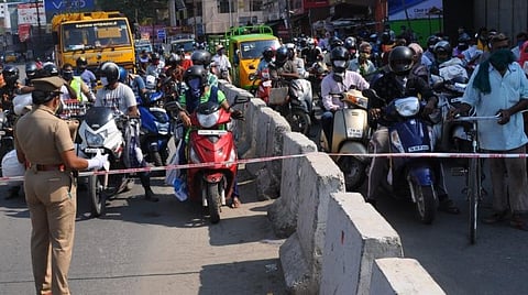 தண்டனையா, தவறான அணுகுமுறையா?- காவல்துறை நடவடிக்கைகளால் கரோனா பீதி