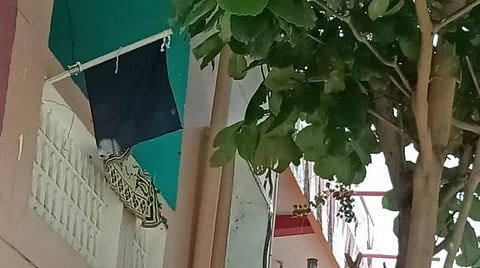 வீடுகளில் கருப்புக் கொடி கட்டி எதிர்ப்பு.