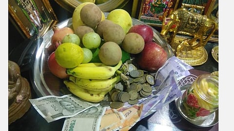 கனி முகத்தின் விழிப்போடும் கை நீட்டத்தின் களிப்போடும் மலர்ந்த சித்திரை