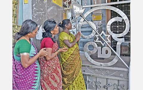 கரோனா வைரஸ் பரவலைத் தடுக்க ஊரடங்கு அமல்படுத்தப்பட்டுள்ளதால் சென்னை வடபழநி கோயிலுக்குள் செல்ல பக்தர்களுக்கு தடை விதிக்கப்பட்டுள்ளது. இதனால் கோயிலுக்கு வெளியில் இருந்து வணங்கிய பக்தர்கள்.