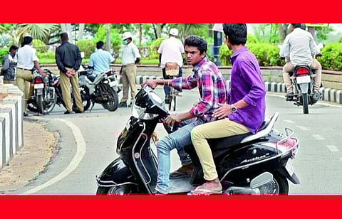 144 ஊரடங்கு மீறல்: தமிழகம் முழுவதும் இதுவரை 1,56,314 வாகனங்கள் பறிமுதல்; 1,97,536 பேர் கைது