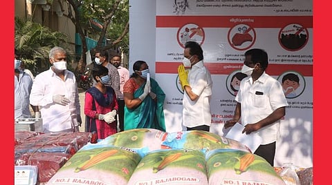 நிவாரணப் பொருட்கள் வழங்கக் கட்டுப்பாடு: அரசின் உத்தரவை எதிர்த்த எதிர்க்கட்சிகள் வழக்கில் நாளை தீர்ப்பு: உயர் நீதிமன்றம் உத்தரவு