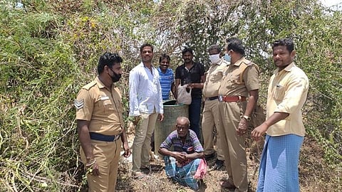 மானாமதுரை அருகே கள்ளச்சாராயம் காய்ச்சியவர் கைது: 300 லிட்டர் பறிமுதல் செய்து அழிப்பு