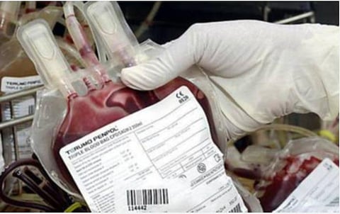 பாதிக்கப்பட்டுள்ளவர்களுக்கு பிளாஸ்மா சிகிச்சை அளிக்க கரோனா வைரஸ் தொற்றில் இருந்து குணமடைந்தவர்களிடம் ரத்தம் பெற முயற்சி