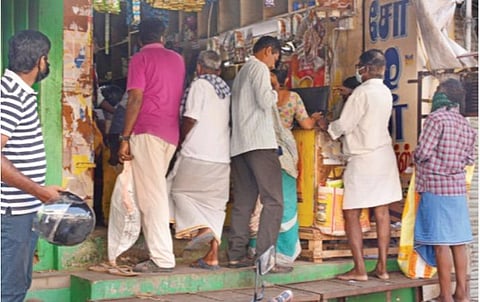 திருச்சி பாலக்கரை எடத்தெரு பகுதியில் ஒரு மளிகைக் கடையில் நேற்று பொருட்களை வாங்கும் மக்கள். படம்: ஜி.ஞானவேல்முருகன்