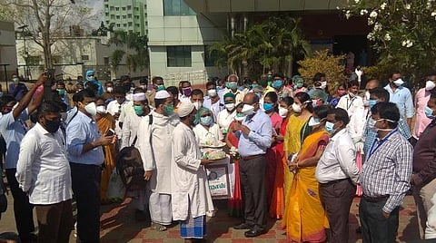 திருச்சியில் கரோனா சிகிச்சையில் குணமடைந்த 32 பேர் வீடு திரும்பினர்: உற்சாகமாக வழியனுப்பிய மருத்துவர்கள்