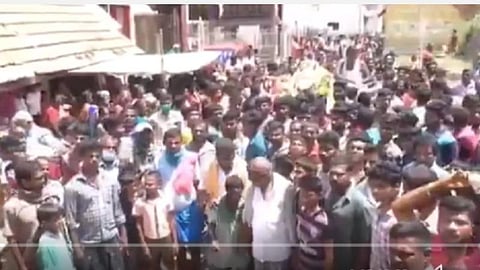 கோயில் ஜல்லிக்கட்டு காளைக்கு இறுதி ஊர்வலம்: சமூக வலைதளங்களில் வைரலான வீடியோ- ஊரடங்கை மீறி ஊரே திரண்டதால் அதிர்ச்சி