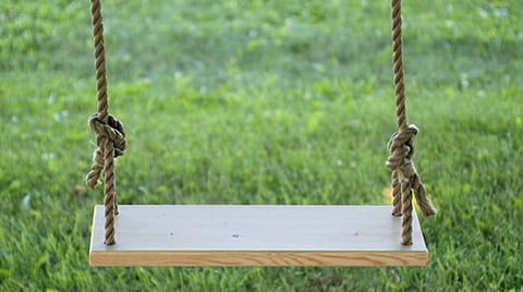 தேவகோட்டையில் துயரச் சம்பவம்: ஊஞ்சல் ஆடியபோது தூண் விழுந்து பேரன் சாவு- பாட்டிக்கு தீவிர சிகிச்சை