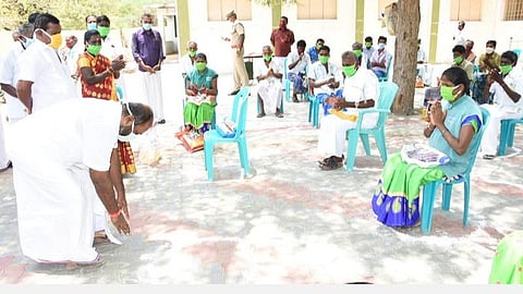 தூய்மைப் பணியாளர்களின் காலில் விழுந்து வணங்கிய அமைச்சர் ஆர்.பி.உதயகுமார்