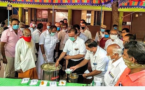 கரோனா நிவாரணப் பணியில் களமிறங்கிய மீனாட்சி திருக்கல்யாண சமையல் குழு