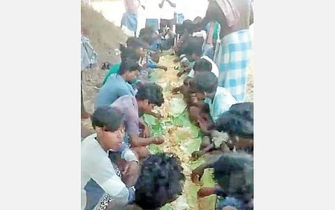 பாபநாசம் அருகே கரோனா எச்சரிக்கையையும் மீறி சமூக இடைவெளியை கடைபிடிக்காமல் நெருக்கமாக அமர்ந்து கறி விருந்து சாப்பிடும் இளைஞர்கள்.