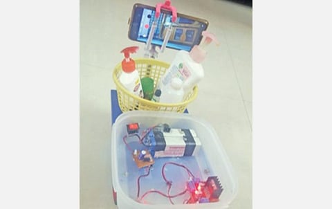 பொறியியல் மாணவர் மதன்குமார் தயாரித்துள்ள இயந்திரம்.