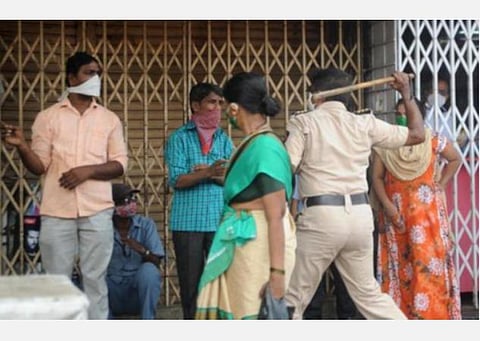 தாராவி பகுதியில் லட்டியை ஓங்கும் போலீஸ்.