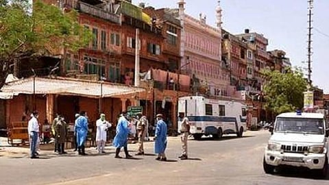 ஊரடங்கு நீட்டிக்கப்பட்ட நாட்களில் மாற்றுத்திறனாளி அரசு பணியாளர்கள் அலுவலக பணி மேற்கொள்ள விலக்கு; அரசாணை வெளியீடு