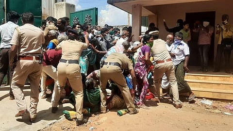 காரைக்குடியில் அமைச்சர் நிவாரணம் வழங்கும் விழாவில் ஆயிரக்கணக்கானோர் குவிந்ததால் தள்ளுமுள்ளு: சமூக இடைவெளியைக் கடைபிடிக்காததால் சர்ச்சை