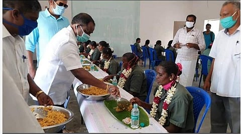 தூய்மைப் பணியாளர்களுக்கு பாதபூஜை நடத்தி அசைவ விருந்து: கடலூர் மாவட்டத்தில் திமுக ஏற்பாடு