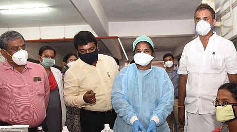 பரிசோதனையை தொடங்கி வைக்கும் அமைச்சர் எஸ்.பி.வேலுமணி