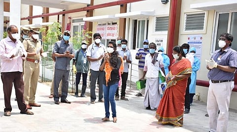 அரியலூரில் அரசு தலைமை மருத்துவமனையில் கரோனா வைரஸிலிருந்து குணமடைந்து வீட்டுக்கு செல்லும் பெண்ணை கைத்தட்டி அனுப்பிவைக்கும் மருத்துவர்கள்.