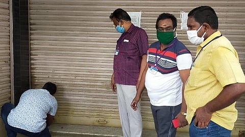 ஊரடங்கு உத்தரவை மீறித் திறந்ததால் தென்காசி அருகே ஜவுளிக்கடைக்கு ‘சீல்’