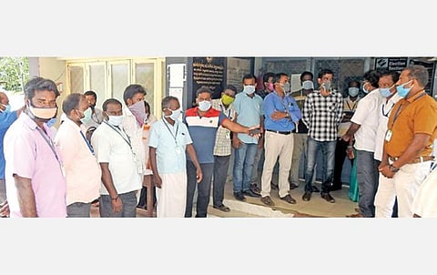 கரோனா தடுப்பு நடவடிக்கைகளில் ஈடுபடும் தங்கள் மீது போலீஸார் வழக்குப் போடுவதாக கூறி, அரசு ஊழியர்கள் கும்மிடிப்பூண்டி வட்டாட்சியர் அலுவலகத்தை நேற்று முற்றுகையிட்டனர்.