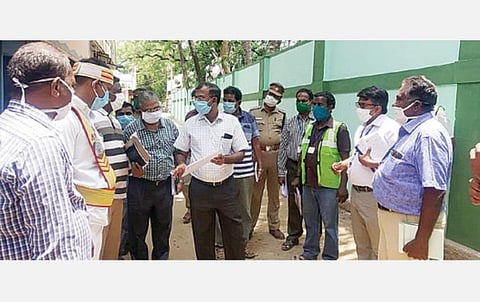 19 பேர் கரோனாவால் பாதிக்கப்பட்ட புளியங்குடியில் தென்காசி மாவட்ட ஆட்சியர் அருண் சுந்தர் தயாளன் ஆய்வு செய்தார்.