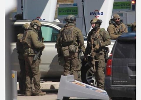 துப்பாக்கிச் சூட்டுக்கு பிறகு கனடா போலீஸ்.