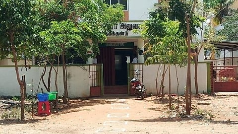 பதிவு செய்ய மக்கள் வராததால் திண்டுக்கல் மாவட்டத்தில் வெறிச்சோடிய பத்திரப்பதிவு அலுவலகங்கள்