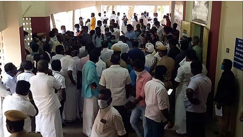 சிவகங்கையில் அமைச்சர் நிகழ்ச்சியில் குவிந்த ஊராட்சித் தலைவர்கள்: கேள்விக்குறியாகும் சமூக இடைவெளி- அமைச்சர் பாஸ்கரன் கவனம் கொள்வாரா?