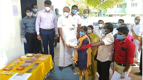 கோவில்பட்டி அருகே இனாம் மணியாச்சியில் நடந்த நிகழ்ச்சியில் லைல்டு ஹெல்ப் லைன் மூலம் குழந்தைகளின் குடும்பங்களுக்கு நிவாரண பொருட்களை அமைச்சர் கடம்பூர் ராஜூ வழங்கினார்.