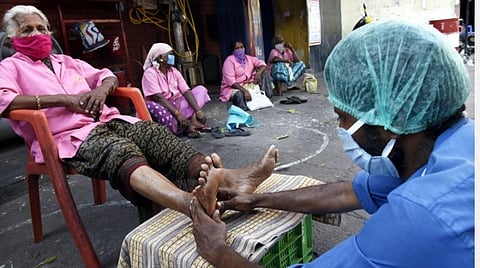 பாத சிகிச்சை மூலம் தூய்மைப் பணியாளர்களின் வலி போக்கும் பாஸ்கர்